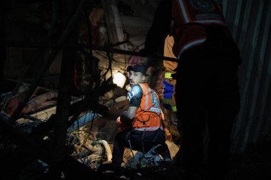 Gazze 'deki sivil savunma ekipleri. 12 Mayıs 2023. Gazze, Filistin: Sivil Savunma ekipleri, İsrail hava kuvvetlerinin bir füzesi tarafından hedef alındıktan sonra El Zeytin Mahallesi 'nin doğusundaki Kashko Caddesi' ndeki bir binada çıkan yangını söndürdü