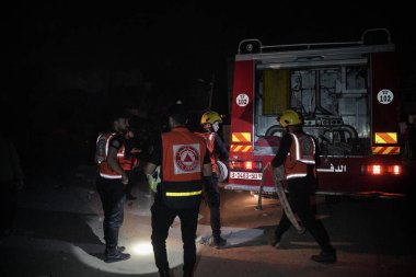 Gazze 'deki sivil savunma ekipleri. 12 Mayıs 2023. Gazze, Filistin: Sivil Savunma ekipleri, İsrail hava kuvvetlerinin bir füzesi tarafından hedef alındıktan sonra El Zeytin Mahallesi 'nin doğusundaki Kashko Caddesi' ndeki bir binada çıkan yangını söndürdü