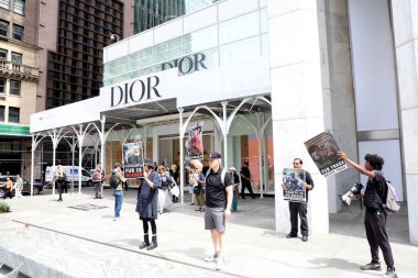 Dior Mağazasında Kürk satışına karşı protesto. 13 Mayıs 2023, New York, ABD: Bir grup çevreci, 5. Cadde ile New York 'ta bulunan 49. caddedeki Dior mağazası önünde kürk satışını protesto ediyor. 