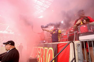 Red Bulls ile New York City FC arasındaki MLS maçı. 13 Mayıs 2023. New Jersey, ABD: Red Bull Arena 'daki MLS Amerikan Futbol Ligi' nde Red Bull Arena 'da Red Bulls ve New York City FC arasında oynanan futbol maçından önce taraftarların kalabalık hareketi