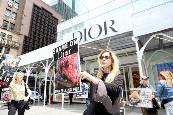 Dior Mağazasında Kürk Satışına Karşı Protesto Mayıs 2023 New York — Stok fotoğraf