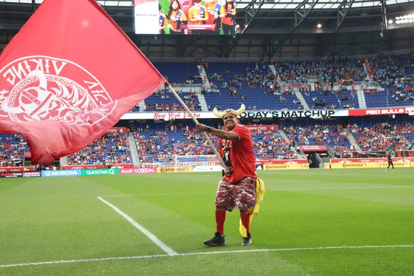 Red Bulls ile New York City FC arasındaki MLS maçı. 13 Mayıs 2023. New Jersey, ABD: Red Bull Arena 'daki MLS Amerikan Futbol Ligi' nde Red Bull Arena 'da Red Bulls ve New York City FC arasında oynanan futbol maçından önce taraftarların kalabalık hareketi