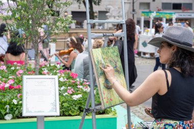 Beşinci Cadde Blooms. 13 Mayıs 2023, New York, New York, ABD: New York Sanat Akademisi 'nden bir öğrenci, Van Cleef' in 13 Mayıs 2021 'de New York' ta Pulitzer Çeşmesi 'nde hayal ettiği Beşinci Cadde Çiçekleri sırasında resim yapıyor.. 