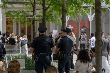 Kürk karşıtı protesto. 13 Mayıs 2023, New York, New York, ABD: Hayvan Hakları protestocuları 13 Mayıs 2023 'te New York' ta yapılan Kürk karşıtı protestoda Beşinci Cadde 'deki Louis Vuitton mağazasının önünde bir protesto sırasında ellerinde tabela tutuyorlar..  