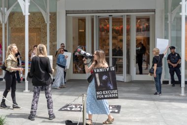 Kürk karşıtı protesto. 13 Mayıs 2023, New York, New York, ABD: Hayvan Hakları protestocuları 13 Mayıs 2023 'te New York' ta yapılan Kürk karşıtı protestoda Beşinci Cadde 'deki Louis Vuitton mağazasının önünde bir protesto sırasında ellerinde tabela tutuyorlar..  