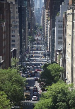Manhattan 'ın ortasındaki caddelerin hava manzarası. 14 Mayıs 2023, New York, ABD: New York 'ta güneşli bir Anneler Günü' nde Manhattan 'ın ortasındaki kalabalık caddeler ve gökdelenlerin hava görüntüsü.