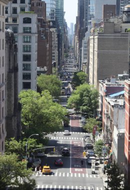 Manhattan 'ın ortasındaki caddelerin hava manzarası. 14 Mayıs 2023, New York, ABD: New York 'ta güneşli bir Anneler Günü' nde Manhattan 'ın ortasındaki kalabalık caddeler ve gökdelenlerin hava görüntüsü.