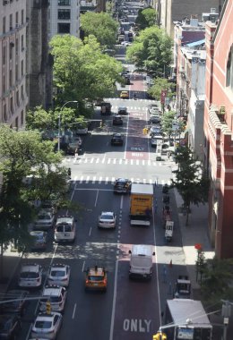 Manhattan 'ın ortasındaki caddelerin hava manzarası. 14 Mayıs 2023, New York, ABD: New York 'ta güneşli bir Anneler Günü' nde Manhattan 'ın ortasındaki kalabalık caddeler ve gökdelenlerin hava görüntüsü.