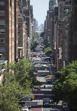 Manhattan 'ın ortasındaki caddelerin hava manzarası. 14 Mayıs 2023, New York, ABD: New York 'ta güneşli bir Anneler Günü' nde Manhattan 'ın ortasındaki kalabalık caddeler ve gökdelenlerin hava görüntüsü.