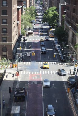 Manhattan 'ın ortasındaki caddelerin hava manzarası. 14 Mayıs 2023, New York, ABD: New York 'ta güneşli bir Anneler Günü' nde Manhattan 'ın ortasındaki kalabalık caddeler ve gökdelenlerin hava görüntüsü.