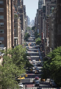 Manhattan 'ın ortasındaki caddelerin hava manzarası. 14 Mayıs 2023, New York, ABD: New York 'ta güneşli bir Anneler Günü' nde Manhattan 'ın ortasındaki kalabalık caddeler ve gökdelenlerin hava görüntüsü.