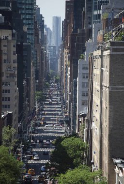 Manhattan 'ın ortasındaki caddelerin hava manzarası. 14 Mayıs 2023, New York, ABD: New York 'ta güneşli bir Anneler Günü' nde Manhattan 'ın ortasındaki kalabalık caddeler ve gökdelenlerin hava görüntüsü.