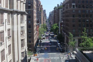 Manhattan 'ın ortasındaki caddelerin hava manzarası. 14 Mayıs 2023, New York, ABD: New York 'ta güneşli bir Anneler Günü' nde Manhattan 'ın ortasındaki kalabalık caddeler ve gökdelenlerin hava görüntüsü.