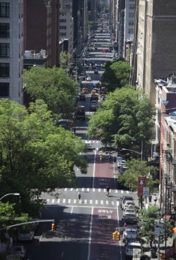 Manhattan 'ın ortasındaki caddelerin hava manzarası. 14 Mayıs 2023, New York, ABD: New York 'ta güneşli bir Anneler Günü' nde Manhattan 'ın ortasındaki kalabalık caddeler ve gökdelenlerin hava görüntüsü.