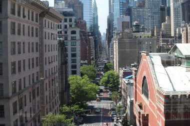 Manhattan 'ın ortasındaki caddelerin hava manzarası. 14 Mayıs 2023, New York, ABD: New York 'ta güneşli bir Anneler Günü' nde Manhattan 'ın ortasındaki kalabalık caddeler ve gökdelenlerin hava görüntüsü.