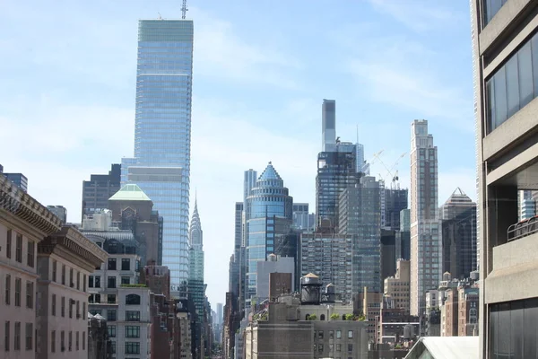 曼哈顿市中心街道的空中景观 2023年5月14日 美国纽约 纽约一个阳光灿烂的母亲节 空中俯瞰繁忙的大街和摩天大楼 — 图库照片