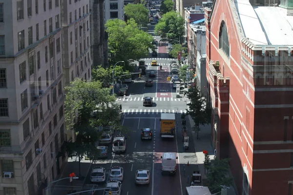 曼哈顿市中心街道的空中景观 2023年5月14日 美国纽约 纽约一个阳光灿烂的母亲节 空中俯瞰繁忙的大街和摩天大楼 — 图库照片