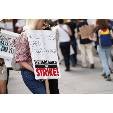 Amerika Yazarları Birliği New York 'ta grevde. 15 Mayıs 2023, New York, ABD: The Writers Guild of America (WGA), Fox 'un 2023' ün yapıldığı Manhattan Center yakınlarında greve gitti..