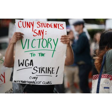 Amerika Yazarları Birliği New York 'ta grevde. 15 Mayıs 2023, New York, ABD: The Writers Guild of America (WGA), Fox 'un 2023' ün yapıldığı Manhattan Center yakınlarında greve gitti..