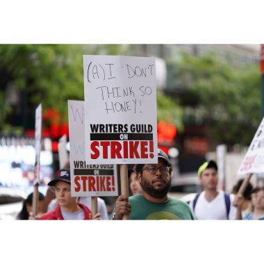 Amerika Yazarları Birliği New York 'ta grevde. 15 Mayıs 2023, New York, ABD: The Writers Guild of America (WGA), Fox 'un 2023' ün yapıldığı Manhattan Center yakınlarında greve gitti..