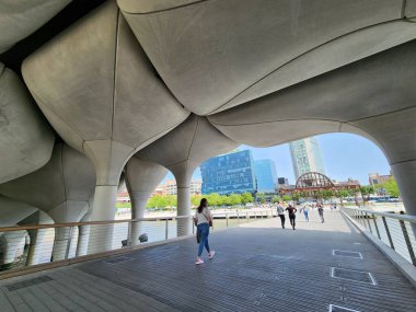 New York 'taki Little Island Park' ta. 15 Mayıs 2023, New York, ABD: 55. rıhtımdaki Little Island parkında ağır insan hareketleri. Hudson Nehri 'nde, Manhattan' ın batısında, New York şehrinde bulunan bir yapay adadır.