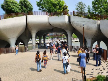 New York 'taki Little Island Park' ta. 15 Mayıs 2023, New York, ABD: 55. rıhtımdaki Little Island parkında ağır insan hareketleri. Hudson Nehri 'nde, Manhattan' ın batısında, New York şehrinde bulunan bir yapay adadır.