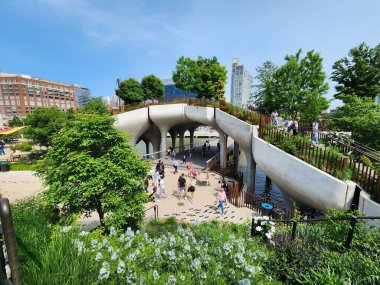New York 'taki Little Island Park' ta. 15 Mayıs 2023, New York, ABD: 55. rıhtımdaki Little Island parkında ağır insan hareketleri. Hudson Nehri 'nde, Manhattan' ın batısında, New York şehrinde bulunan bir yapay adadır.