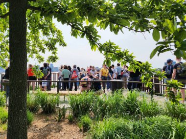 New York 'taki Little Island Park' ta. 15 Mayıs 2023, New York, ABD: 55. rıhtımdaki Little Island parkında ağır insan hareketleri. Hudson Nehri 'nde, Manhattan' ın batısında, New York şehrinde bulunan bir yapay adadır.