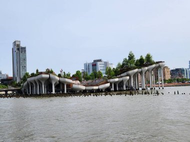 New York 'taki Little Island Park' ta. 15 Mayıs 2023, New York, ABD: 55. rıhtımdaki Little Island parkında ağır insan hareketleri. Hudson Nehri 'nde, Manhattan' ın batısında, New York şehrinde bulunan bir yapay adadır.