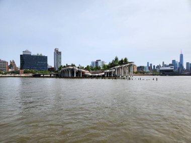 New York 'taki Little Island Park' ta. 15 Mayıs 2023, New York, ABD: 55. rıhtımdaki Little Island parkında ağır insan hareketleri. Hudson Nehri 'nde, Manhattan' ın batısında, New York şehrinde bulunan bir yapay adadır.
