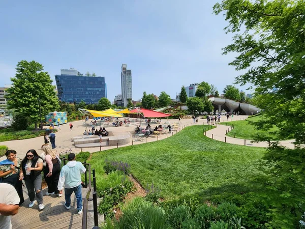 New York 'taki Little Island Park' ta. 15 Mayıs 2023, New York, ABD: 55. rıhtımdaki Little Island parkında ağır insan hareketleri. Hudson Nehri 'nde, Manhattan' ın batısında, New York şehrinde bulunan bir yapay adadır.