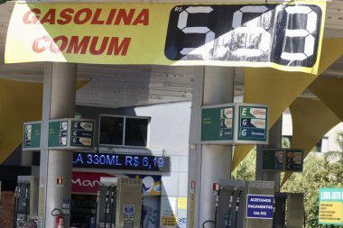 Yakıt fiyatı ayarlaması. 18 Mayıs 2023. Brasilia, Federal Bölge, Brezilya: Brasilia bölgesindeki benzin istasyonu tüketicinin zaten azaltıldığı yer. Petrobralar piyasa dostu akaryakıt fiyatlarına son verecek. 