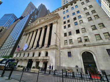 New York 'ta insan dolaşımı. 17 Mayıs 2023, New York, ABD: Chelsea 'nin mahallelerinde ve Hudson Nehri boyunca, şehrin hareketli finansal kalbi olan Özgürlük Anıtı boyunca insan ve turistlerin yoğun hareketi