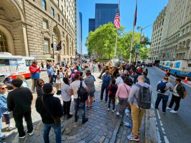 New York 'ta insan dolaşımı. 17 Mayıs 2023, New York, ABD: Chelsea 'nin mahallelerinde ve Hudson Nehri boyunca, şehrin hareketli finansal kalbi olan Özgürlük Anıtı boyunca insan ve turistlerin yoğun hareketi