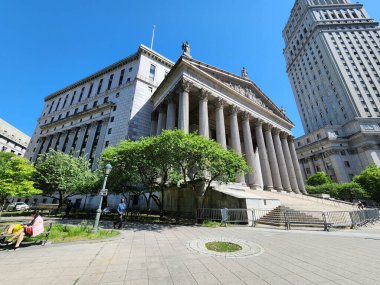 New York 'ta insan dolaşımı. 17 Mayıs 2023, New York, ABD: Chelsea 'nin mahallelerinde ve Hudson Nehri boyunca, şehrin hareketli finansal kalbi olan Özgürlük Anıtı boyunca insan ve turistlerin yoğun hareketi