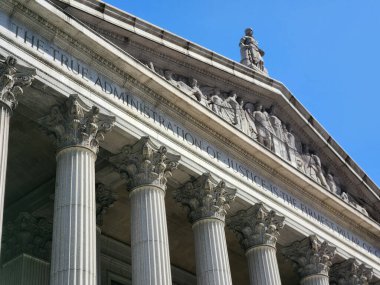 New York 'ta insan dolaşımı. 17 Mayıs 2023, New York, ABD: Chelsea 'nin mahallelerinde ve Hudson Nehri boyunca, şehrin hareketli finansal kalbi olan Özgürlük Anıtı boyunca insan ve turistlerin yoğun hareketi