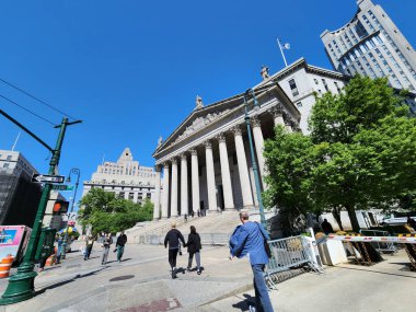 New York 'ta insan dolaşımı. 17 Mayıs 2023, New York, ABD: Chelsea 'nin mahallelerinde ve Hudson Nehri boyunca, şehrin hareketli finansal kalbi olan Özgürlük Anıtı boyunca insan ve turistlerin yoğun hareketi
