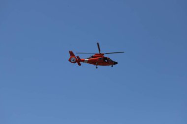 New York 'ta insan dolaşımı. 17 Mayıs 2023, New York, ABD: Chelsea 'nin mahallelerinde ve Hudson Nehri boyunca, şehrin hareketli finansal kalbi olan Özgürlük Anıtı boyunca insan ve turistlerin yoğun hareketi