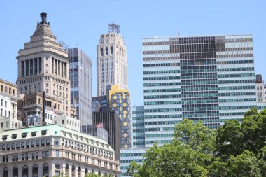New York 'ta insan dolaşımı. 17 Mayıs 2023, New York, ABD: Chelsea 'nin mahallelerinde ve Hudson Nehri boyunca, şehrin hareketli finansal kalbi olan Özgürlük Anıtı boyunca insan ve turistlerin yoğun hareketi