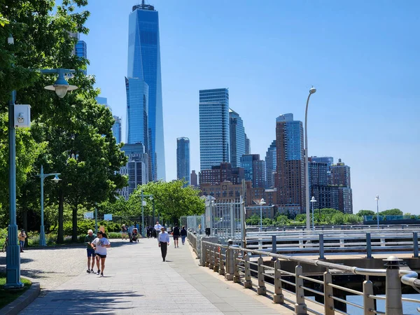 New York 'ta insan dolaşımı. 17 Mayıs 2023, New York, ABD: Chelsea 'nin mahallelerinde ve Hudson Nehri boyunca, şehrin hareketli finansal kalbi olan Özgürlük Anıtı boyunca insan ve turistlerin yoğun hareketi