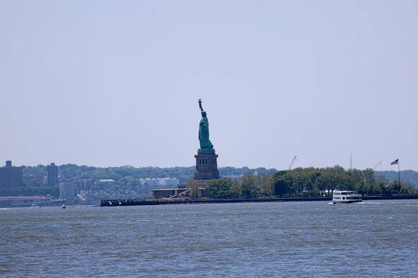 ニューヨークの人々の動き 2023年5月17日 ニューヨーク チェルシー地区やハドソン川沿いの人々や観光客の激しい動き 自由の女神像は 市内の活気ある金融中心部です — ストック写真