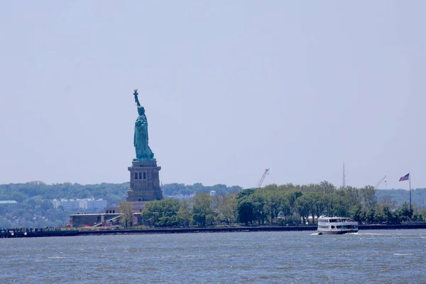 ニューヨークの人々の動き 2023年5月17日 ニューヨーク チェルシー地区やハドソン川沿いの人々や観光客の激しい動き 自由の女神像は 市内の活気ある金融中心部です — ストック写真