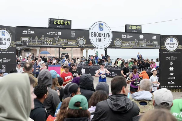 ブルックリンハーフマラソン13 1マイルレース 2023年5月20日 ニューヨーク州ブルックリン アメリカ最大のハーフマラソンであるブルックリンハーフマラソンは キングスバラを通って13 1マイルのツアーで行われます — ストック写真