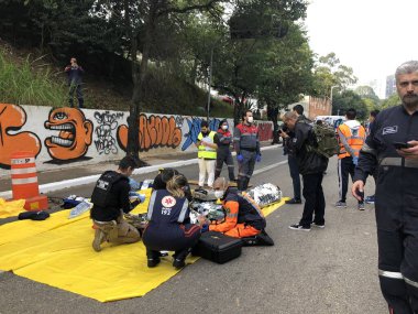 Sao Paulo 'daki bir kaza eğitim simülasyonunda itfaiyeciler. 21 Mayıs 2023, Sao Paulo, Brezilya: İtfaiyeciler Sao Paulo 'daki tehlikeli ürünler ve acil servislerle ciddi bir kaza simülasyonu gerçekleştirdiler. 