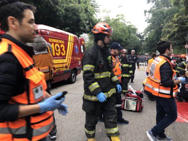 Sao Paulo 'daki bir kaza eğitim simülasyonunda itfaiyeciler. 21 Mayıs 2023, Sao Paulo, Brezilya: İtfaiyeciler Sao Paulo 'daki tehlikeli ürünler ve acil servislerle ciddi bir kaza simülasyonu gerçekleştirdiler. 