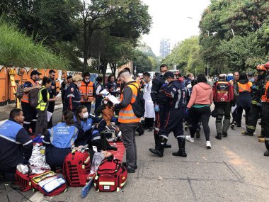 Sao Paulo 'daki bir kaza eğitim simülasyonunda itfaiyeciler. 21 Mayıs 2023, Sao Paulo, Brezilya: İtfaiyeciler Sao Paulo 'daki tehlikeli ürünler ve acil servislerle ciddi bir kaza simülasyonu gerçekleştirdiler. 