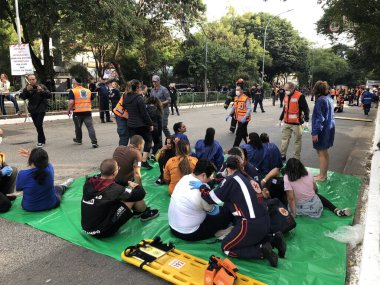 Sao Paulo 'daki bir kaza eğitim simülasyonunda itfaiyeciler. 21 Mayıs 2023, Sao Paulo, Brezilya: İtfaiyeciler Sao Paulo 'daki tehlikeli ürünler ve acil servislerle ciddi bir kaza simülasyonu gerçekleştirdiler. 