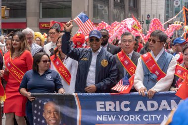 İkinci Geleneksel Asya Amerikan Pasifik Adalı (AAPI) Kültür Mirası Geçidi. 21 Mayıs 2023, New York, New York, ABD: New York Belediye Başkanı Eric Adams ve diğer seçilmiş yetkililer New York şehri boyunca 6.