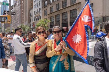 Nepal Günü Geçidi 2023. 21 Mayıs 2023, New York, New York, ABD: 21 Mayıs 2023 'te New York' ta New York City Nepal Günü Geçidi 'nde Nepal bayrağını taşıyan bir katılımcı var..