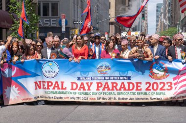 Nepal Günü Geçidi 2023. 21 Mayıs 2023, New York, New York, ABD: New York Belediye Başkanı Eric Adams, Kongre üyesi Grace Meng ve diğer seçilmiş yetkililer 21 Mayıs 2023 'te New York City Nepal Günü Geçit Töreni' nde yürüdüler..  